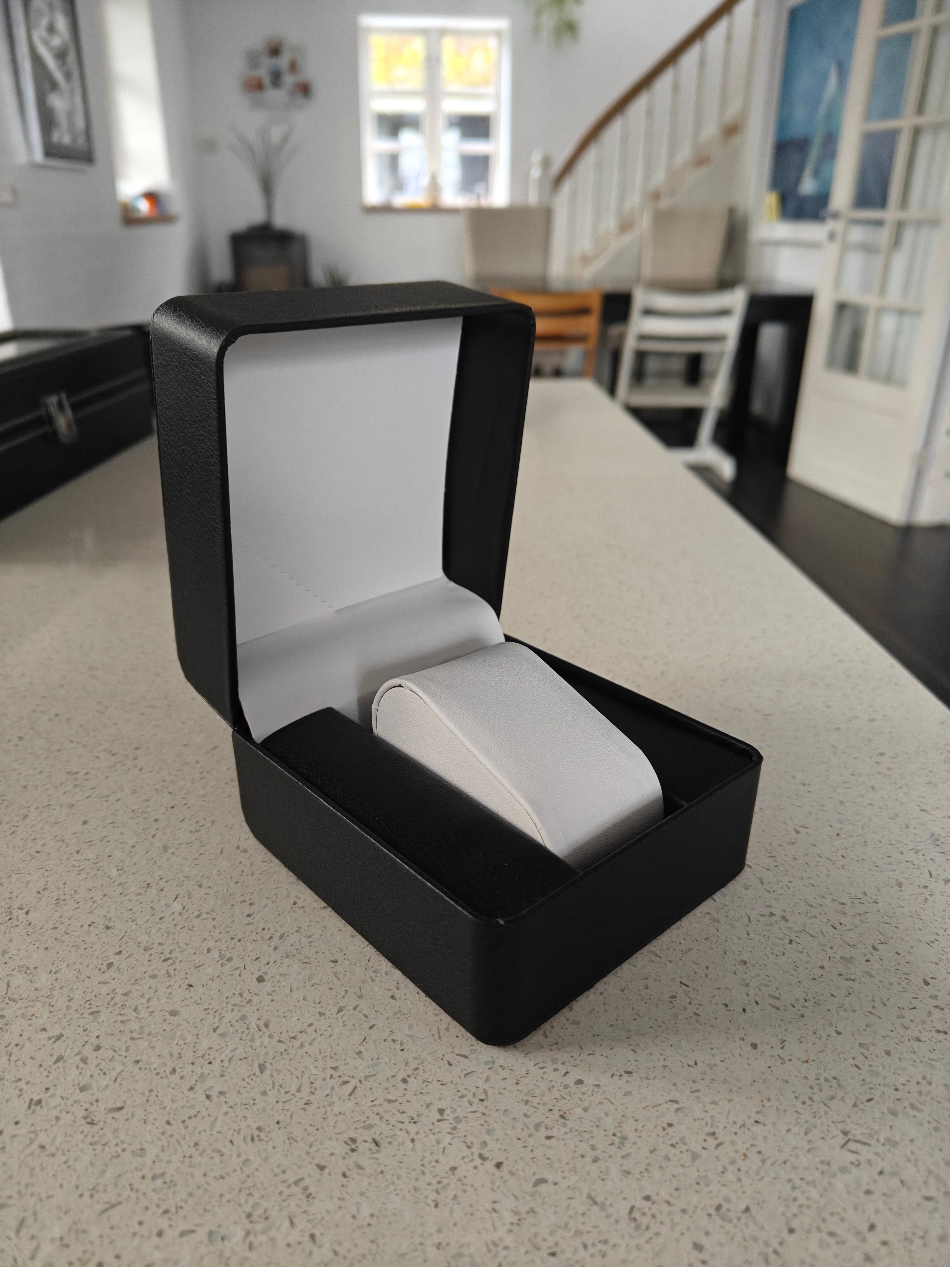 Sort urkasse i kunstlæder – enkel og stilren præsentation