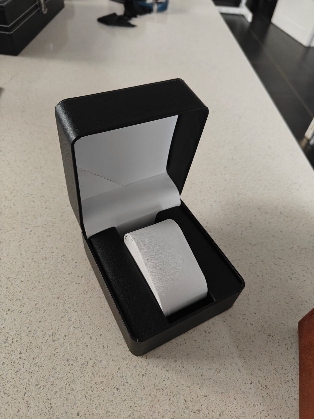 Sort urkasse i kunstlæder – enkel og stilren præsentation