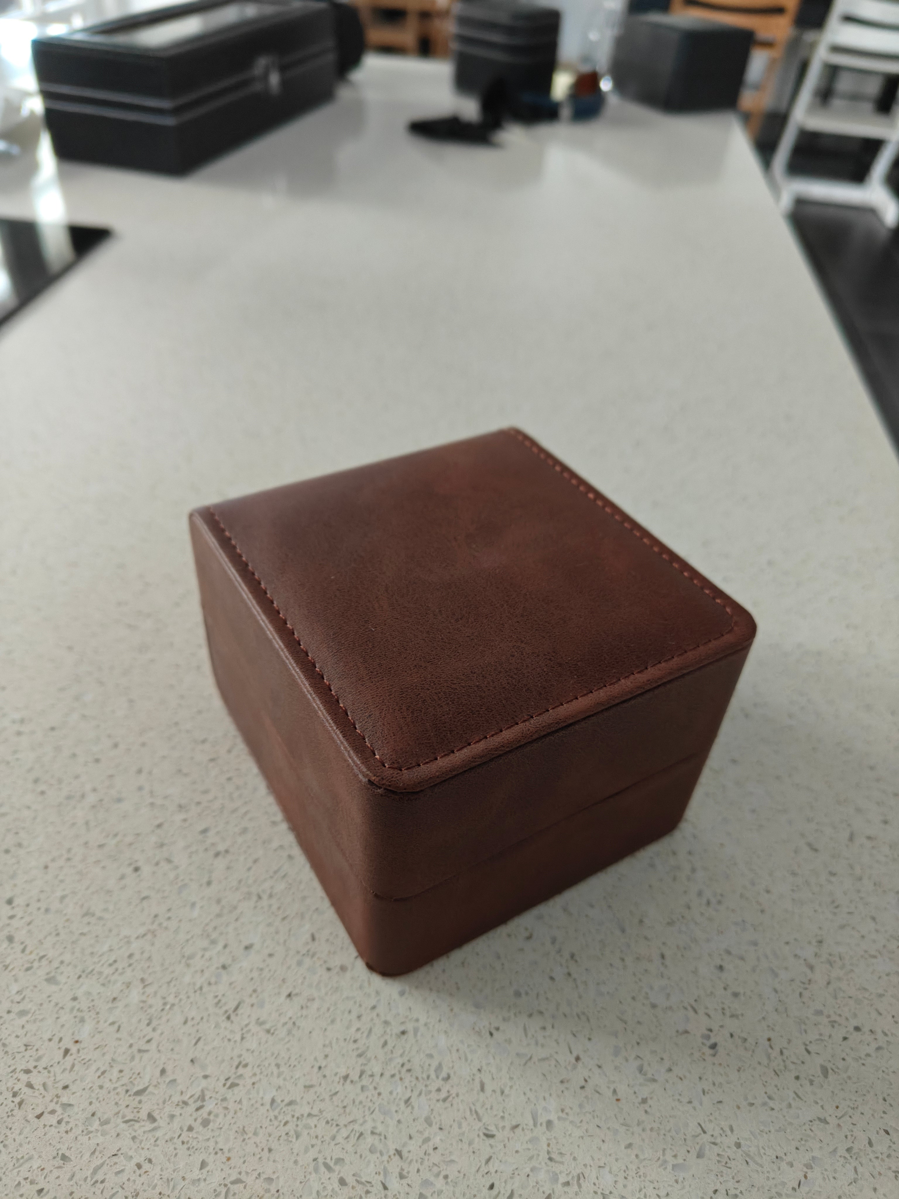 Prisvenlig Brun Urkasse i Læderlook – Klassisk og Praktisk