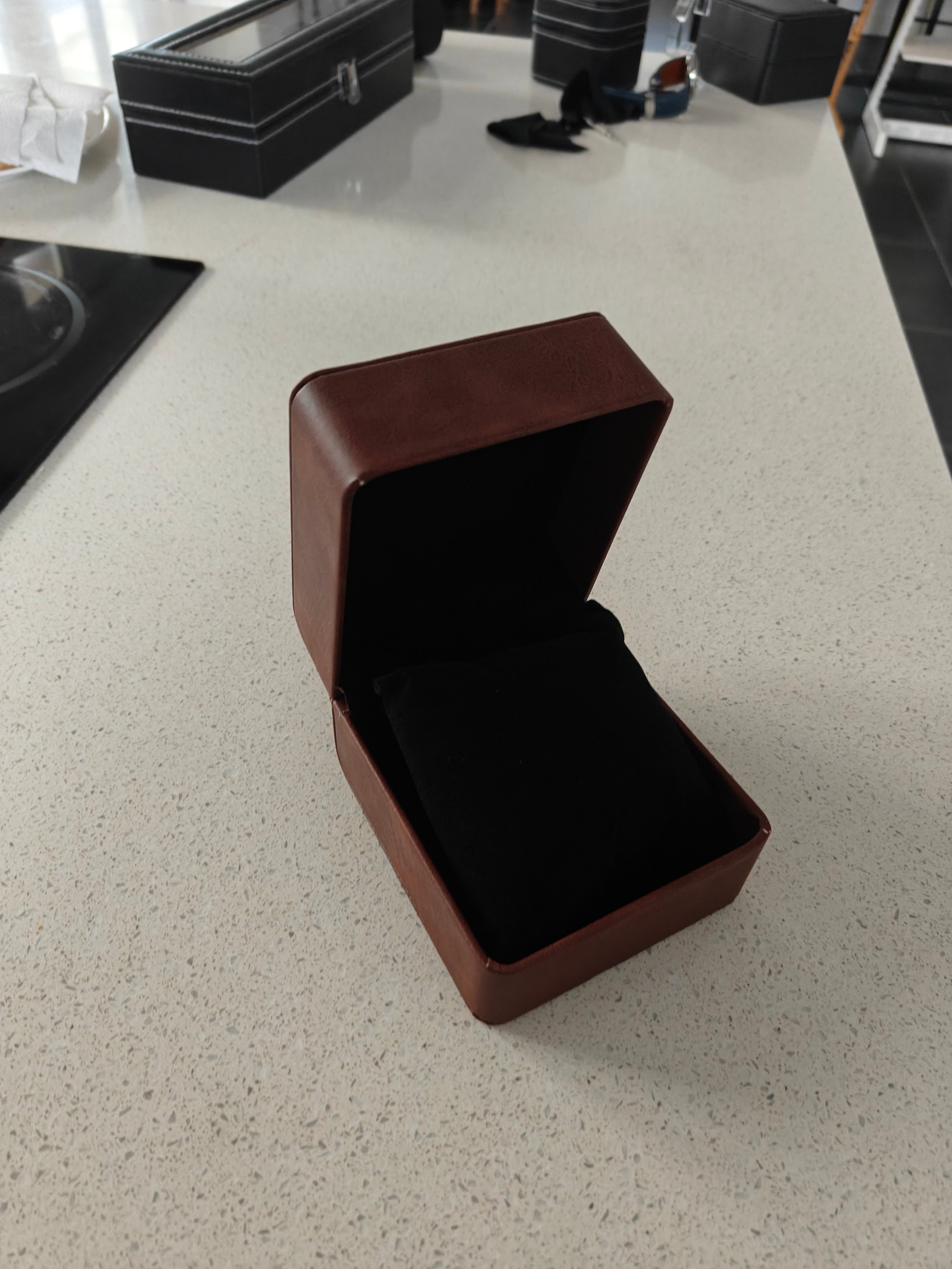 Prisvenlig Brun Urkasse i Læderlook – Klassisk og Praktisk