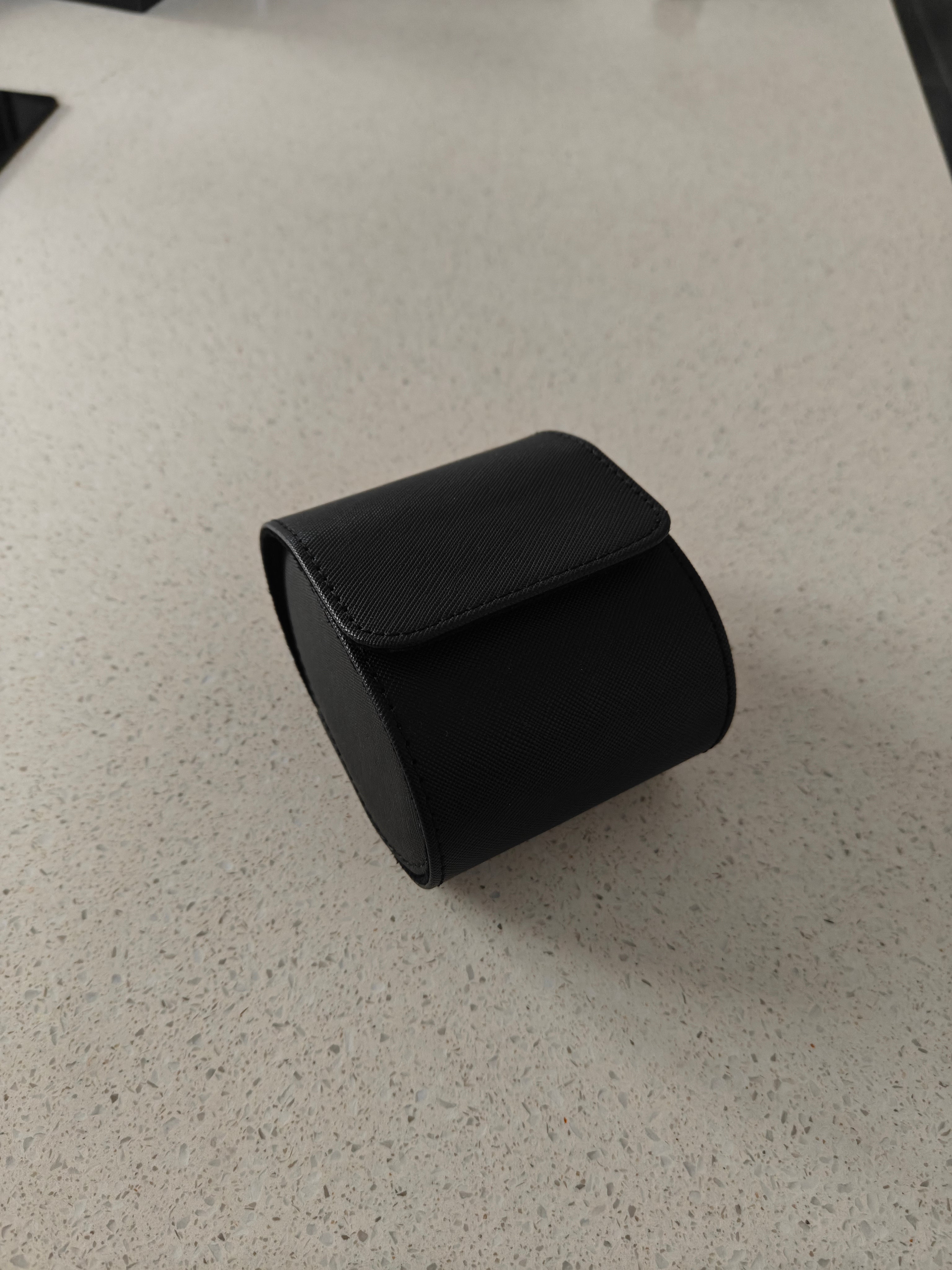 Eksklusiv rejseetui til ur – Sort PU-læder med trykknaplukning (Plads til 1 ur)