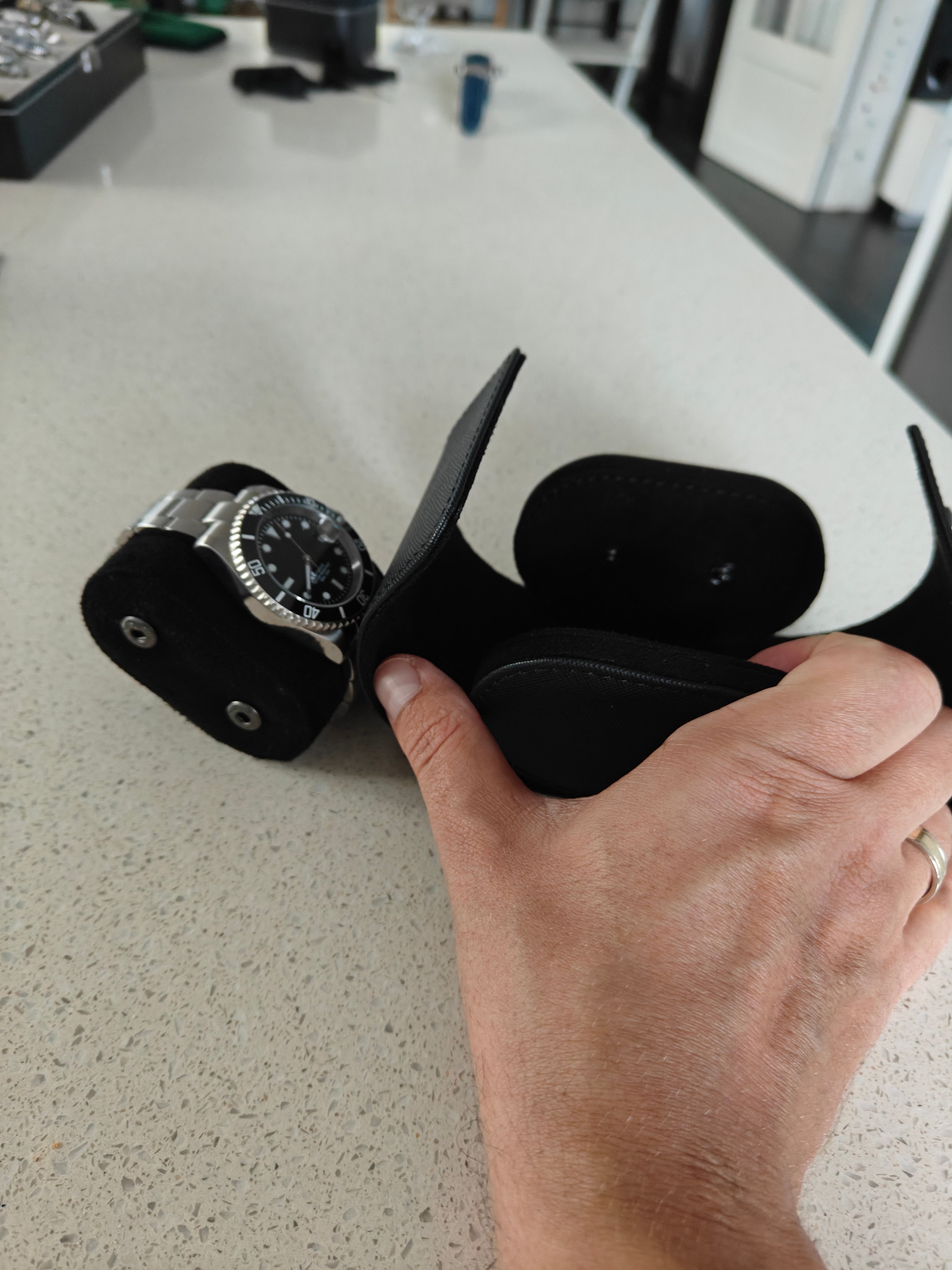 Eksklusiv rejseetui til ur – Sort PU-læder med trykknaplukning (Plads til 1 ur)